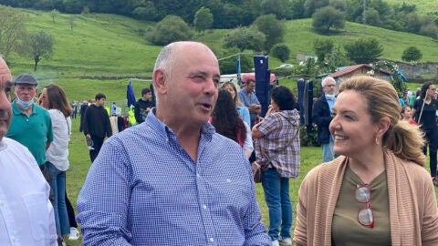 La presidenta popular con el alcalde de Pe&ntilde;amellera