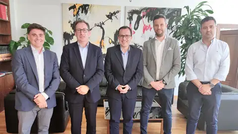 El presidente de la APA, Julián López Milla, flanqueado por directivos de empresa Global Ports El presidente de la APA, Julián López Milla, flanqueado por directivos de empresa Global Ports