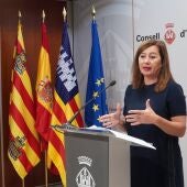 La presidenta del Govern, Francina Armengol, en una rueda de prensa en el Consell de Ibiza.