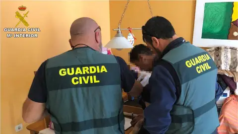 Agentes de la Guardia Civil escoltan al detenido