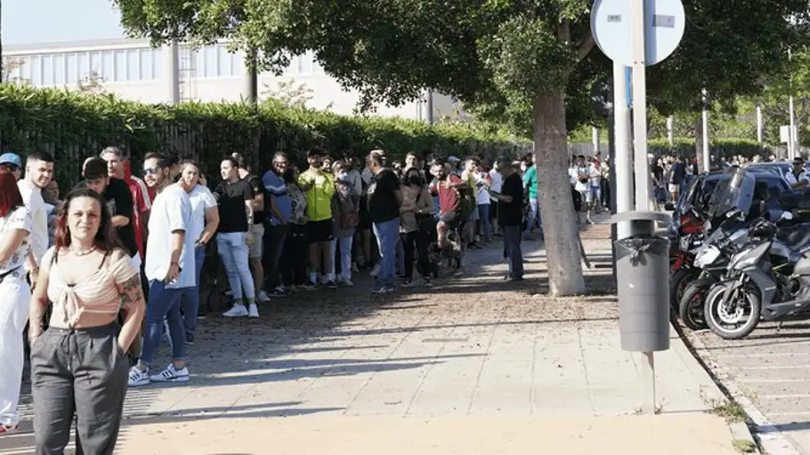A la entrada del Palacio de los Juegos ONDA CERO ALMERIA