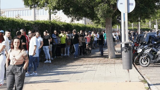 Aficionados con reserva de hotel y avión se quedan sin entrada para ver El Almería Aficionados con reserva de hotel y avión se quedan sin entrada para ver El Almería