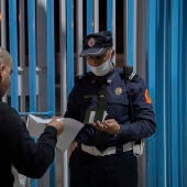Policía en la frontera de Ceuta con Marruecos en el primer día de apertura del paso fronterizo
