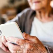 Persona mayor utilizando un teléfono móvil