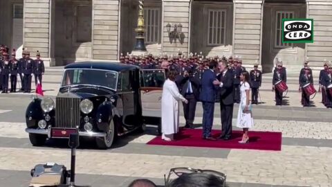 Los Reyes reciben con honores al Emir de Qatar y a su mujer en el Palacio Real