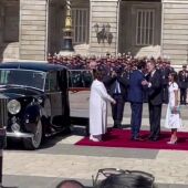 Los Reyes reciben con honores al Emir de Qatar y a su mujer en el Palacio Real