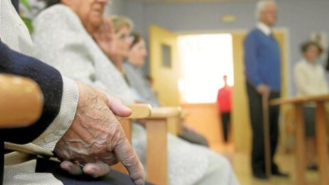 Personas mayores en un salón