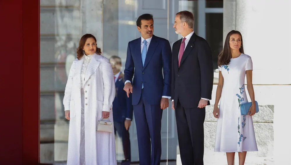 Los Reyes reciben con honores al Emir de Qatar y a su mujer en el Palacio Real | Foto: EFE/Chema Moya
