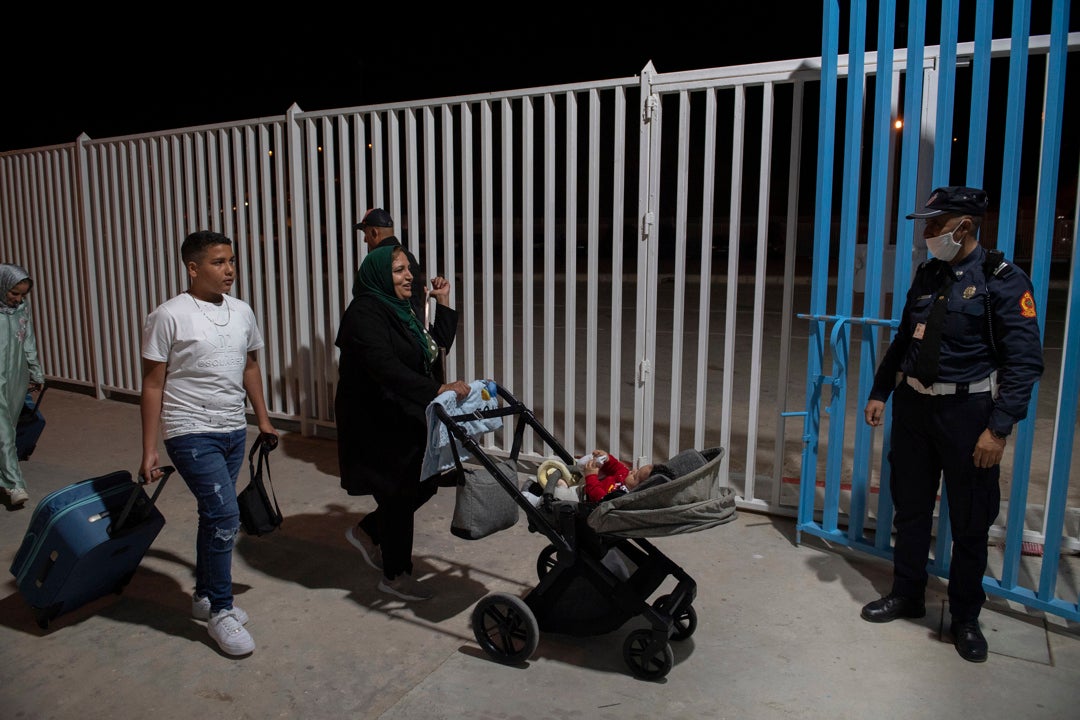 Ceuta y Melilla abren sus pasos fronterizos con Marruecos Ceuta y Melilla abren sus pasos fronterizos con Marruecos