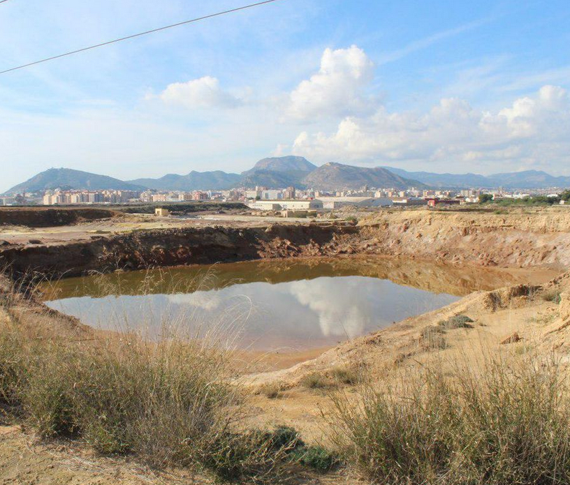 Los vecinos vuelven a denunciar la descontaminación de los terrenos de El Hondón Los vecinos vuelven a denunciar la descontaminación de los terrenos de El Hondón