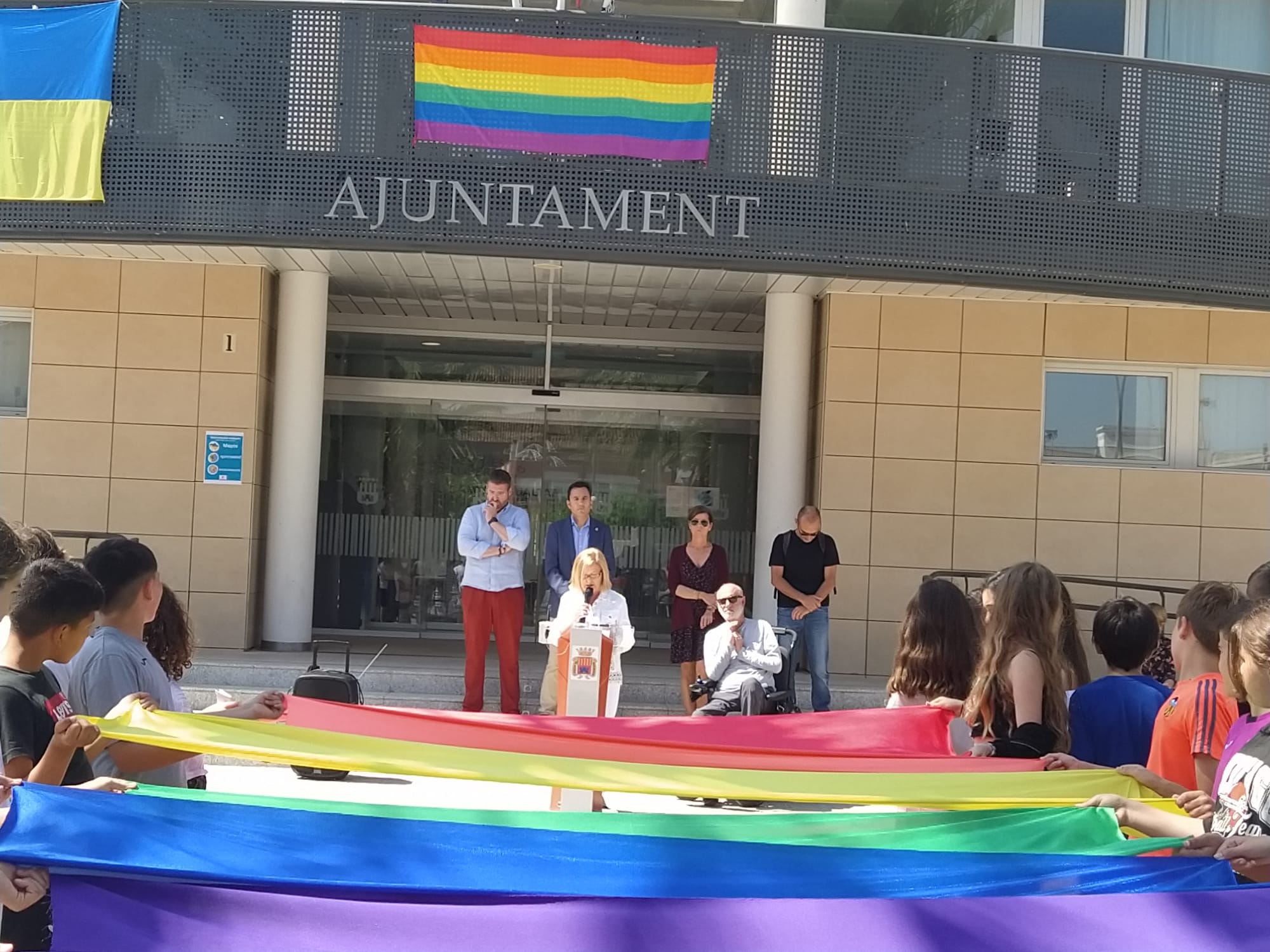Canet D'en Berenguer celebra con los colegios el día contra la LGTBIQ fobia Canet D'en Berenguer celebra con los colegios el día contra la LGTBIQ fobia