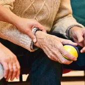 Cuidados y apoyo a personas mayores Cuidados y apoyo a personas mayores