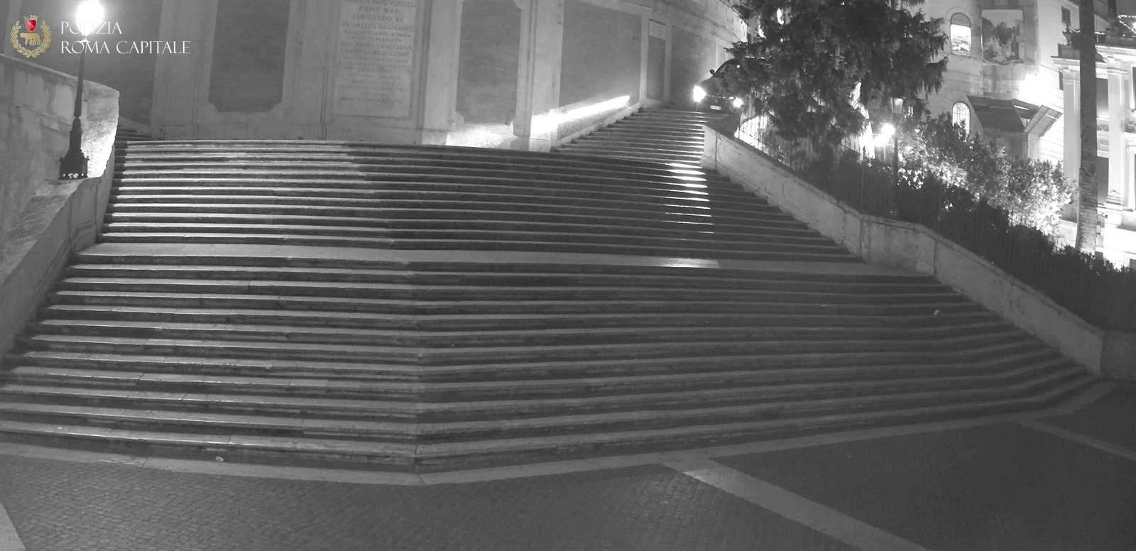 Un joven alquila un Maserati y lo conduce por las escaleras de la Plaza de España de Roma Un joven alquila un Maserati y lo conduce por las escaleras de la Plaza de España de Roma