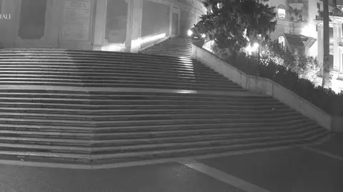 El vehículo desciende las escaleras de la Plaza de España, en Roma