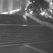 El vehículo desciende las escaleras de la Plaza de España, en Roma