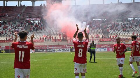 El Real Murcia celebra el pase a playoff en el Enrique Roca