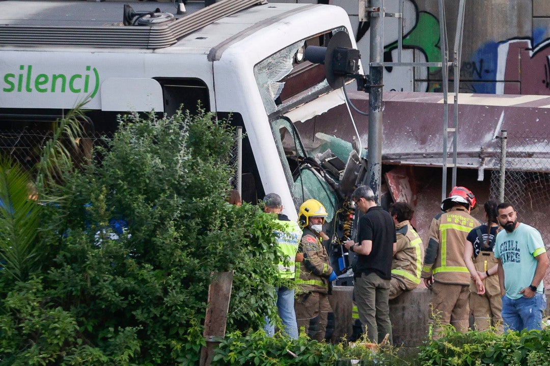 Los Mossos analizan la caja negra de los trenes del choque mortal de Sant Boi Los Mossos analizan la caja negra de los trenes del choque mortal de Sant Boi
