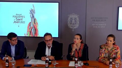 El director regional de Mahou-San Miguel, Jaime Vald&eacute;s, el concejal de Fiestas, Manuel Jim&eacute;nez, la presidenta de la Federaci&oacute; To&ntilde;i Mart&iacute;n-Zarco, y la Bella del Foc, Marina Niceto