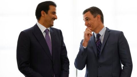 El presidente del Gobierno, Pedro Sánchez, recibe al Emir de Qatar, Tamim bin Hamad Al Thani | Foto: EFE / Javier Lizón