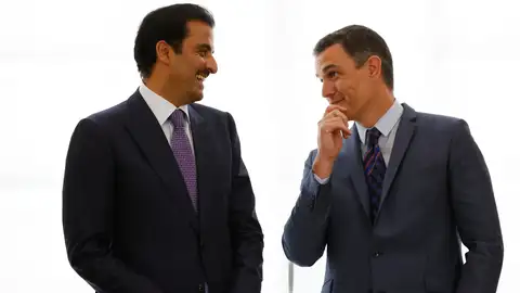 El presidente del Gobierno, Pedro Sánchez, recibe al Emir de Qatar, Tamim bin Hamad Al Thani El presidente del Gobierno, Pedro Sánchez, recibe al Emir de Qatar, Tamim bin Hamad Al Thani | Foto: EFE / Javier Lizón