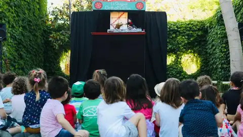 Niños viendo títeres en Cádiz Niños viendo títeres en Cádiz