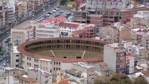 Vista de la plaza de toros con el ADDA en construcci&oacute;n