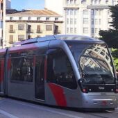 Tranvía doble pasando por Plaza España