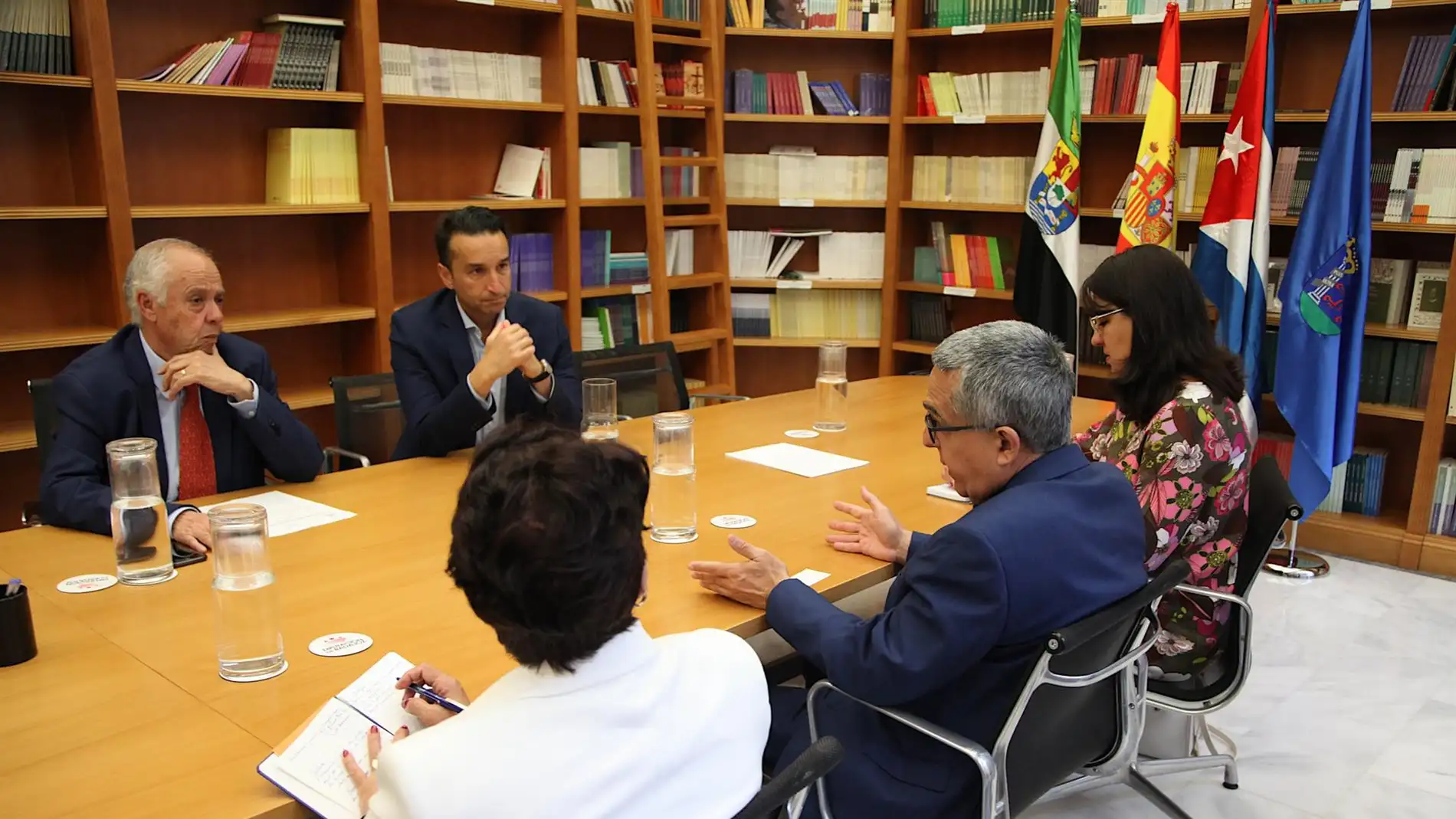 El nuevo embajador de Cuba en España visita la Diputación de Badajoz