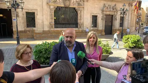 El presidente del PP de Palma, Jaime Martínez, junto a las regidoras &#39;populares&#39; en el Ayuntamiento