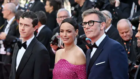 Los actores Finnegan Oldfield (i) y Bérénice Bejo, junto al director Michel Hazanavicius en la apertura del Festival de Cannes 2022