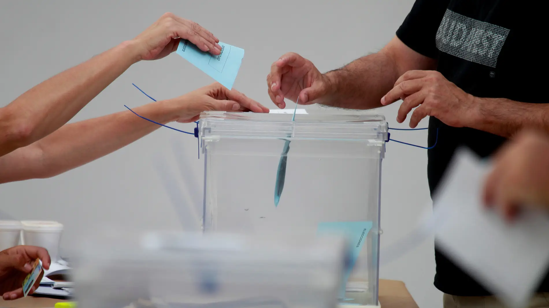 Elecciones en Andalucía: así puedes solicitar el voto por correo, paso a paso, desde España