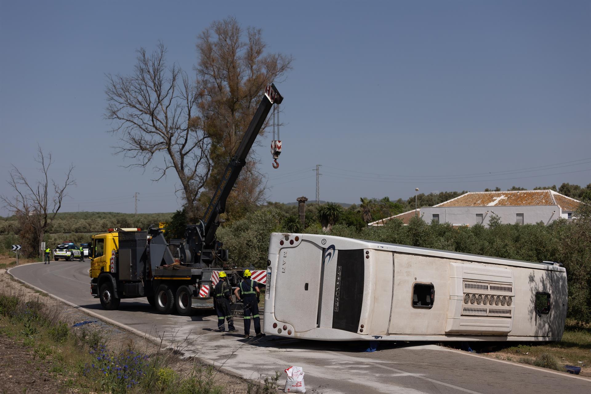 Dos muertos y varios heridos graves tras volcar un autobús en Pedrera (Sevilla) Dos muertos y varios heridos graves tras volcar un autobús en Pedrera (Sevilla)