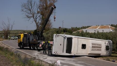 Imagen del autobús accidentado en Sevilla | EFE/Carlos Díaz