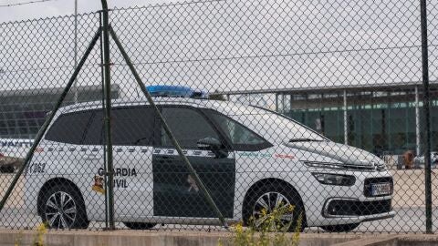 Esta es la explicaci&oacute;n del v&iacute;deo viral del coche de cart&oacute;n de la Guardia Civil | Foto: EFE