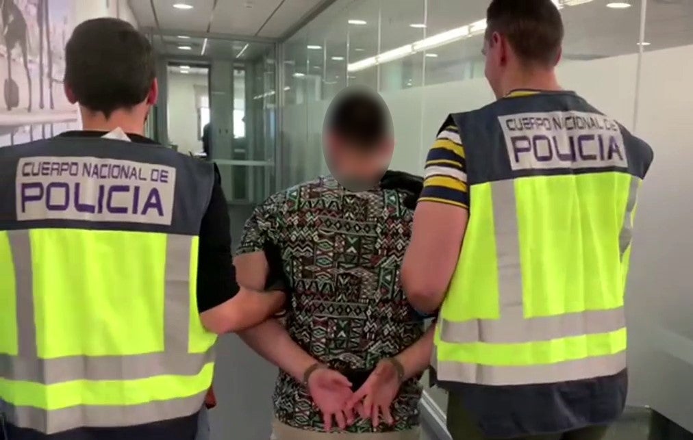 La Policía desarticula una red que desde Elche preparaba matrimonios de conveniencia para regularizar extranjeros La Policía desarticula una red que desde Elche preparaba matrimonios de conveniencia para regularizar extranjeros