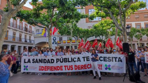 Centenares de personas acuden a la concentraci&oacute;n convocada por la Coordinadora de Organizaciones en Defensa de la Sanidad P&uacute;blica en Torrej&oacute;n de Ardoz