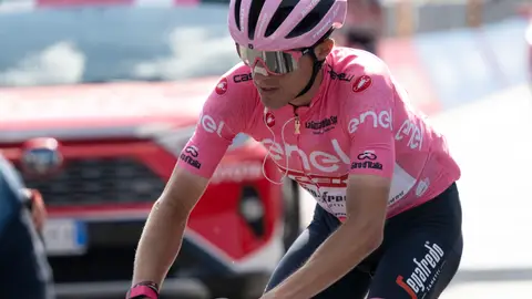 Juan Pedro López, ciclista lebrijano del Trek Segafredo, con la maglia rosa del Giro de Italia.