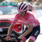 Juan Pedro López, ciclista lebrijano del Trek Segafredo, con la maglia rosa del Giro de Italia.