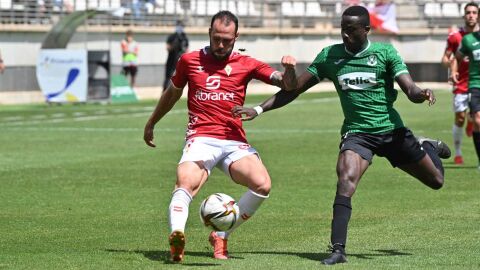 El jugador del Real Murcia, Santi Jara, contra el Toledo en el Enrique Roca