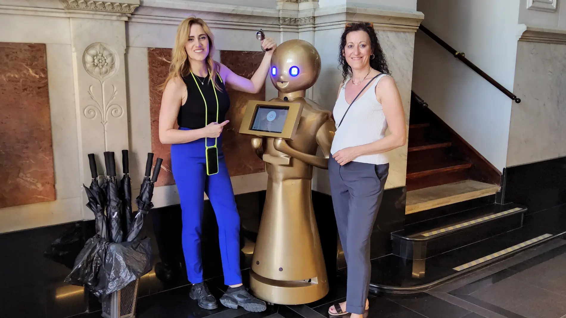 nvestigadores de la UJI realizan dos experimentos con robots sociales en hoteles para analizar el valor que aportan al sector del turismo