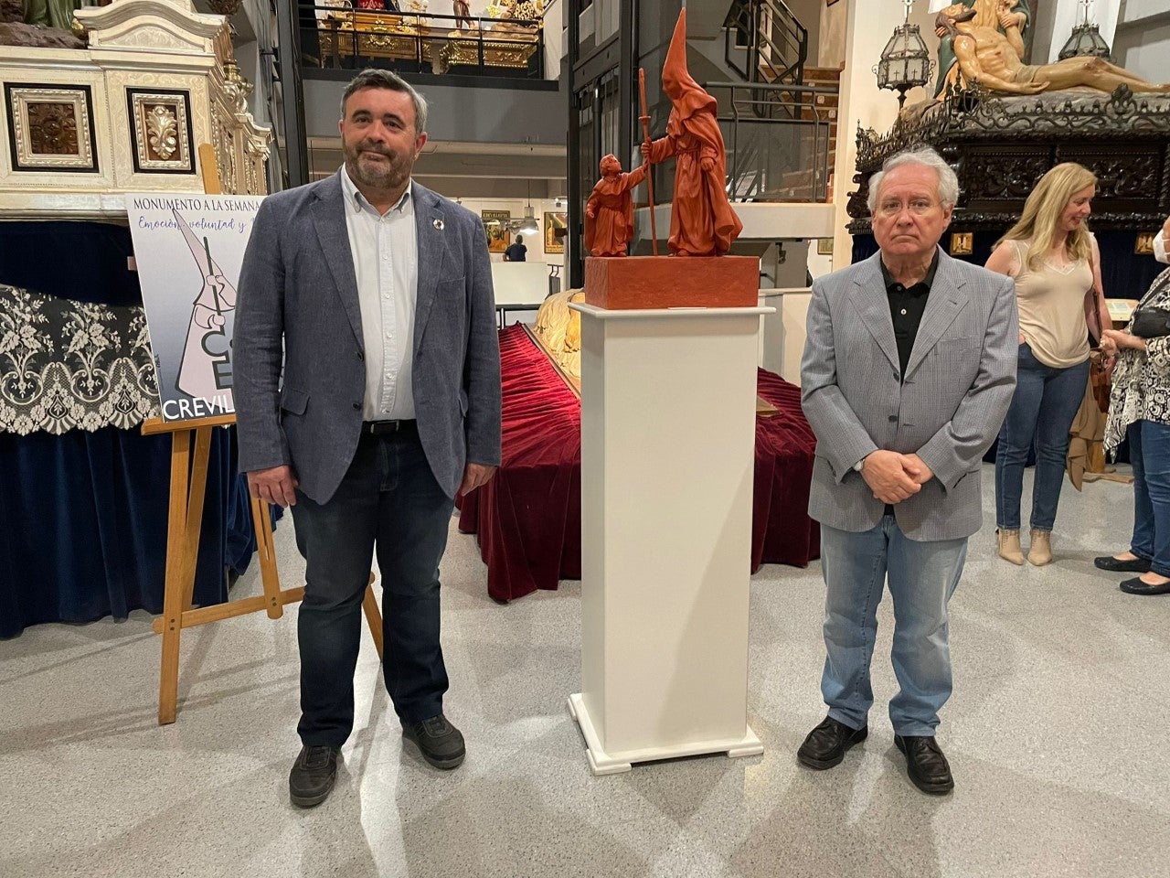 Crevillent perpetúa el reconocimiento a su Semana Santa con una escultura de un nazareno y una niña Crevillent perpetúa el reconocimiento a su Semana Santa con una escultura de un nazareno y una niña