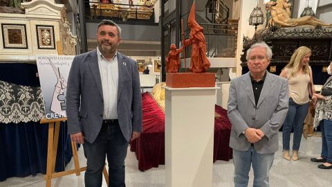 El alcalde de Crevillent, a la izquierda, junto a la maqueta de la escultura ganadora.