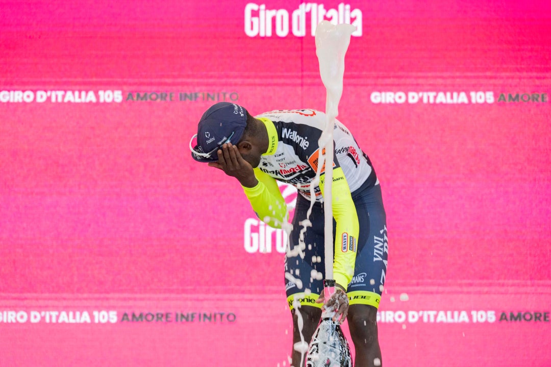 Biniam Girmay se retira del Giro por una lesión en el ojo Biniam Girmay se retira del Giro por una lesión en el ojo