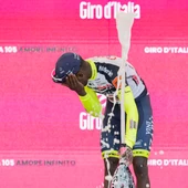 El eritreo Girmay se golpeó en el ojo con el tapón de la botella celebrando su victoria de etapa El eritreo Girmay se golpeó en el ojo con el tapón de la botella celebrando su victoria de etapa