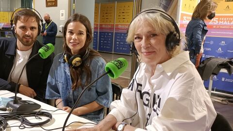 Mikel Bustamante, Laia Costa y Susi S&aacute;nchez, durante su entrevista con Onda Cero por 'Cinco lobitos' en el Festival de M&aacute;laga