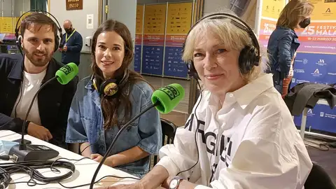 Mikel Bustamante, Laia Costa y Susi Sánchez, durante su entrevista con Onda Cero por 'Cinco lobitos' en el Festival de Málaga Mikel Bustamante, Laia Costa y Susi Sánchez, durante su entrevista con Onda Cero por 'Cinco lobitos' en el Festival de Málaga