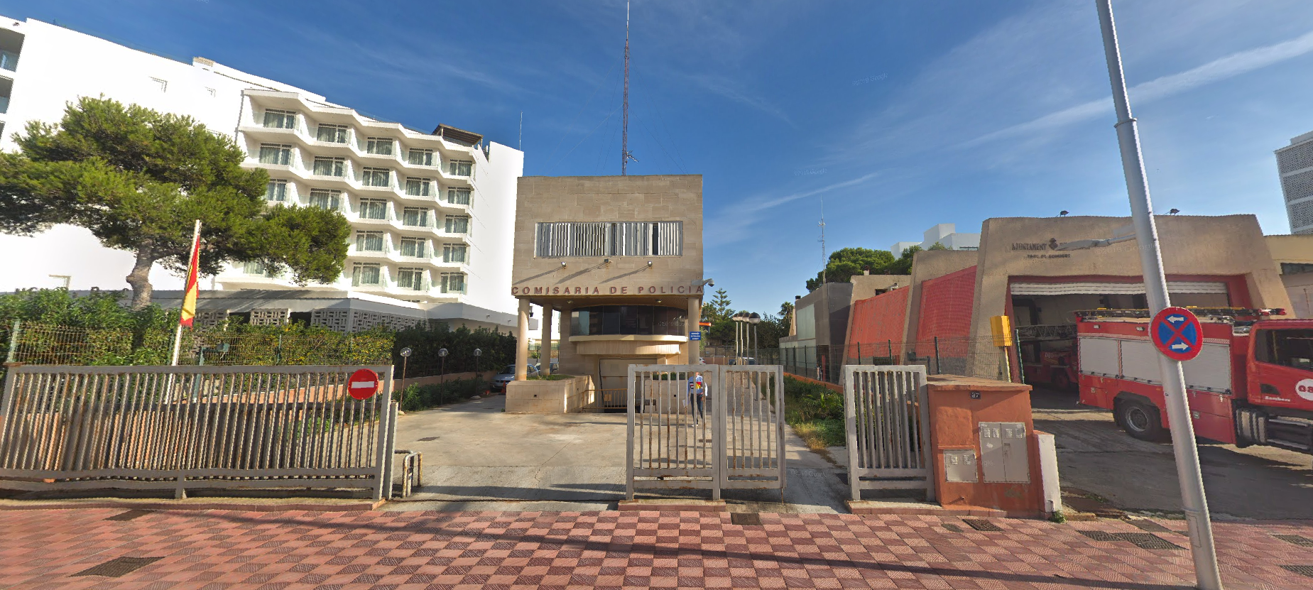 Un detenido se fuga de la comisaría de s'Arenal por una ventana mientras se entrevistaba con su abogado Un detenido se fuga de la comisaría de s'Arenal por una ventana mientras se entrevistaba con su abogado