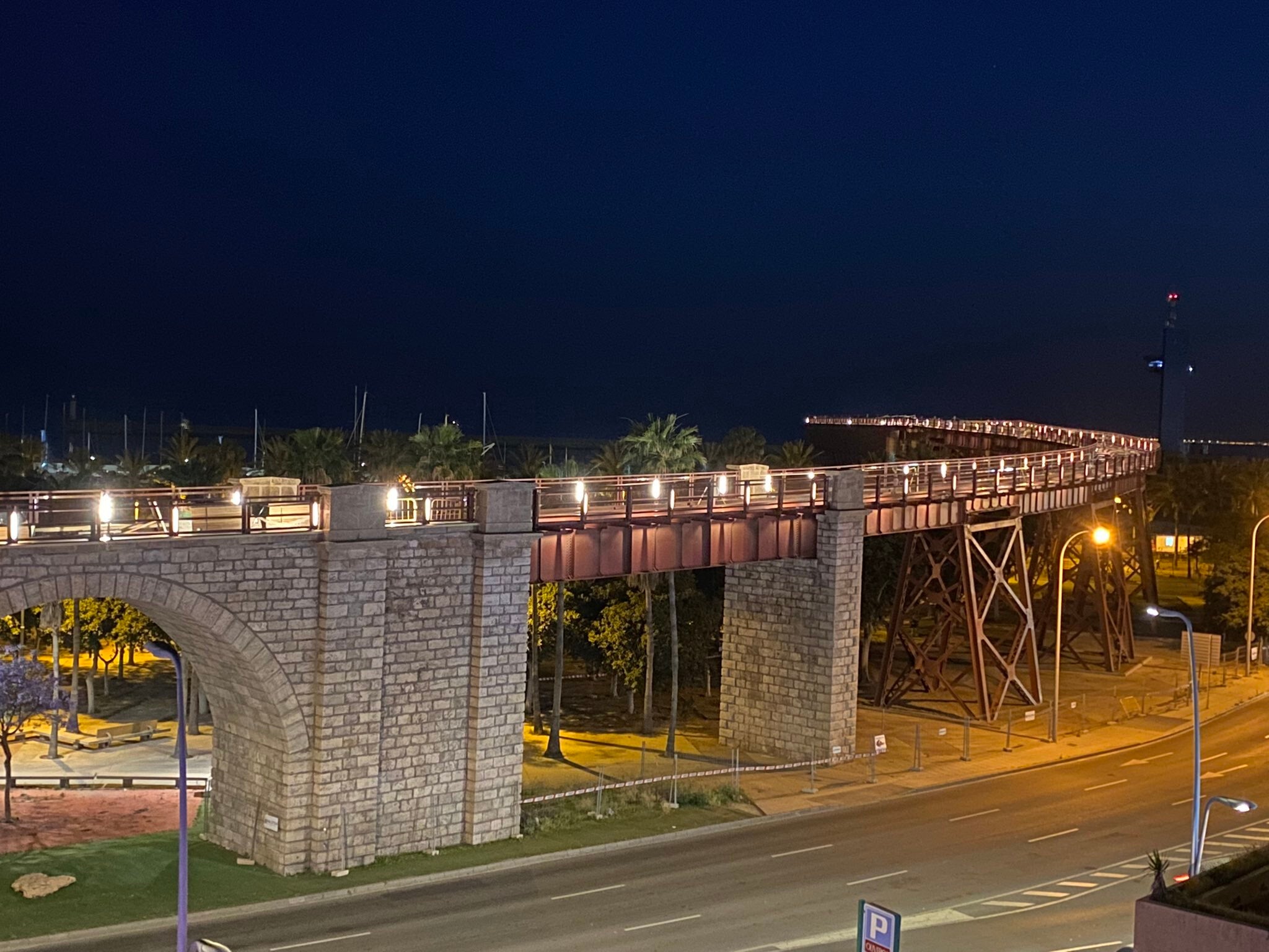 El paseo peatonal sobre el Cable Inglés de Almería ya está iluminado El paseo peatonal sobre el Cable Inglés de Almería ya está iluminado