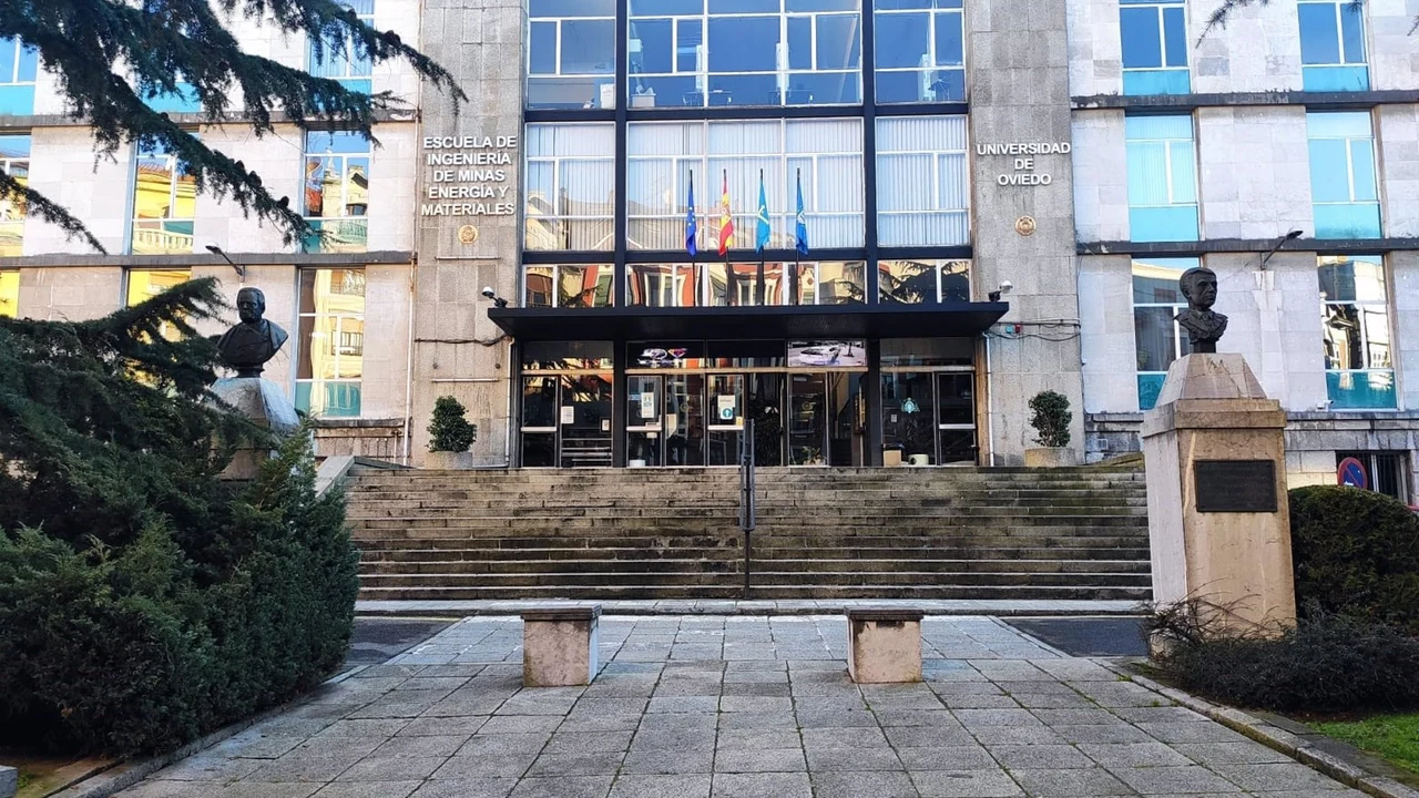 Fachada de la escuela de Minas en Oviedo