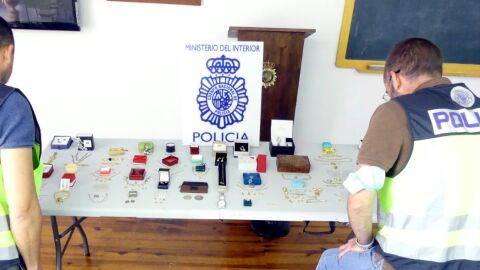 Agentes de la Policía Nacional con parte de las joyas que se han podido recuperar. Agentes de la Policía Nacional con parte de las joyas que se han podido recuperar.